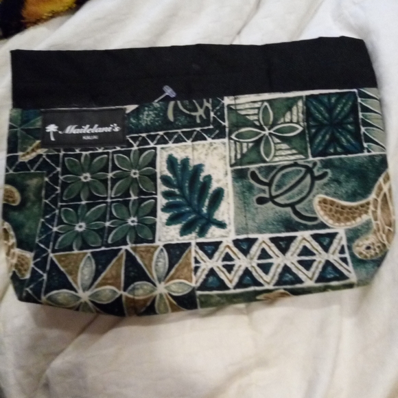 Liz Claiborne Handbags - 662) 2 womens wallets and 2 Make up bags. Liz Claiborne